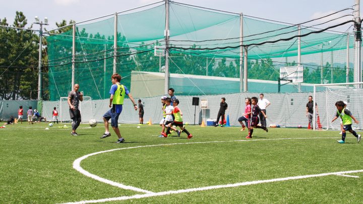 全力で走って蹴って笑って…！<br>ミズノ×よしもと「笑スポ！サッカークリニック」開催！