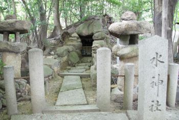 芦屋神社の横穴式石室古墳（水神社）