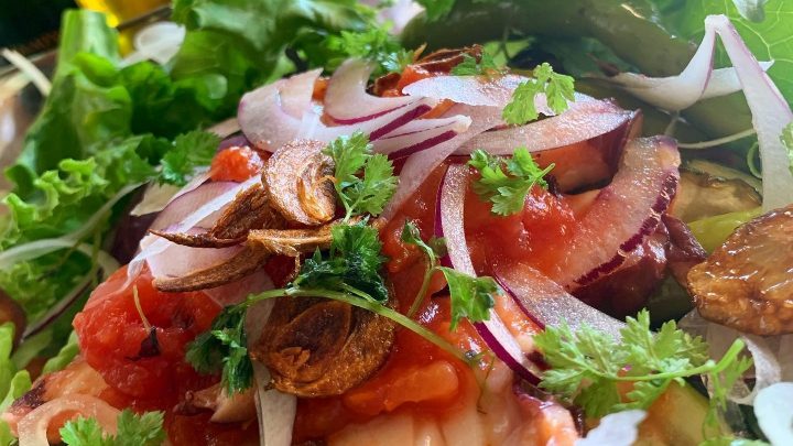 潮芦屋の海鮮kitchenくぅ 右手だけで生みだされる宝箱のような海鮮料理